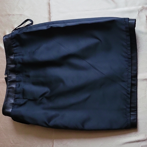 Valerie by valerie stevens EUC petite women's black 100% Leather skirt size 6P. - Picture 4 of 6